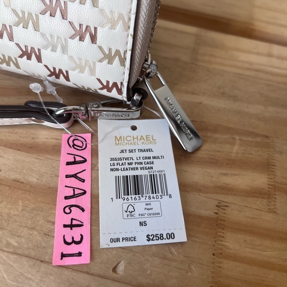 Michael Kors wallet🎈🎈 - Picture 6 of 6